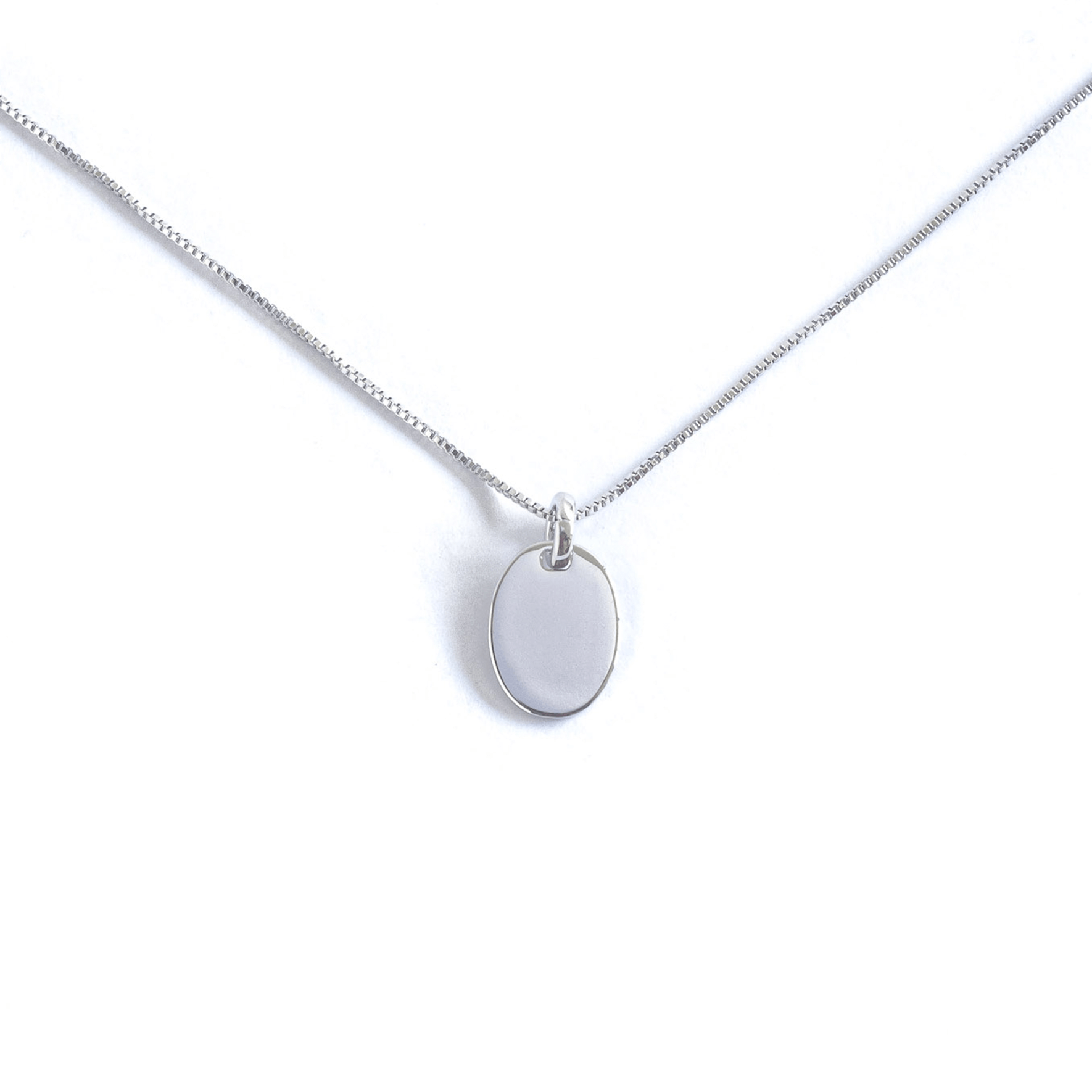 Colar feminino com pingente medalha personzalida com gravação prata