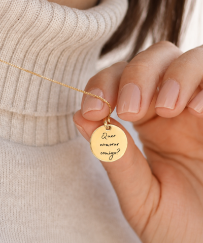Colar Personalizado para Pedido de Namoro | Pingente Circular "Quer Namorar Comigo?"